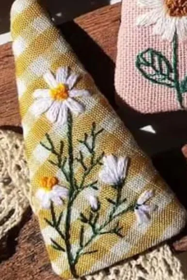 Daisy & Bee Embroidered Hair Barrette, Collection Aria